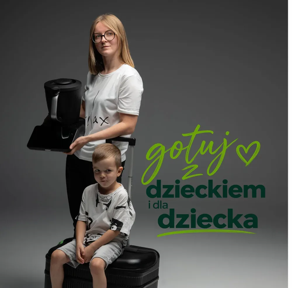 Aga Horche z synem i Thermomixem TM7 — napis „gotuj z dzieckiem i dla dziecka”