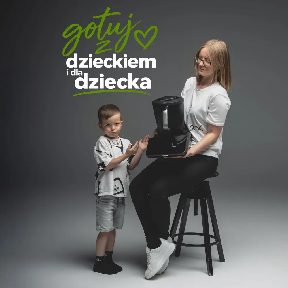 Aga Horche z synem i Thermomixem TM7 — napis „gotuj z dzieckiem i dla dziecka”