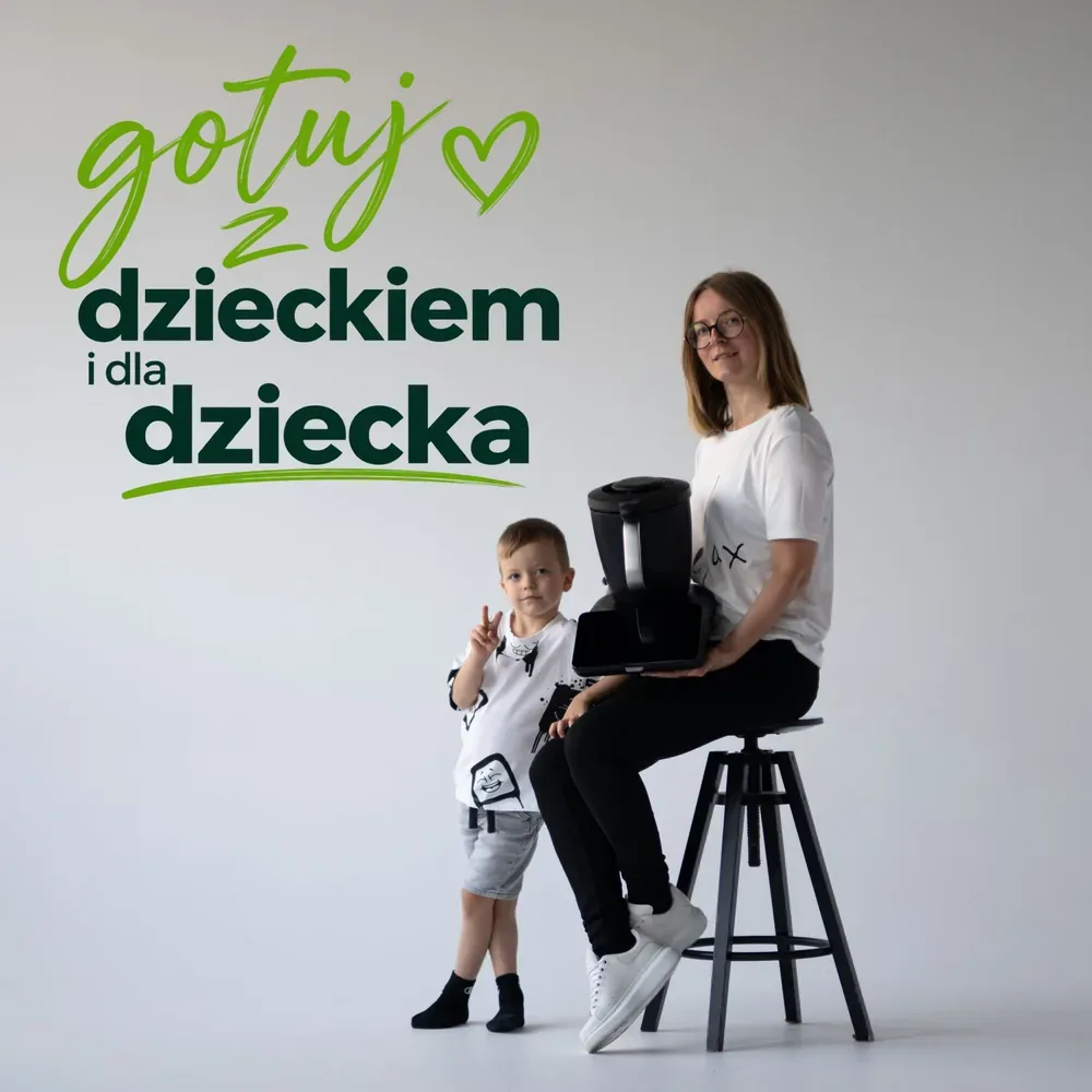 Aga Horche z synem i Thermomixem TM7 — napis „gotuj z dzieckiem i dla dziecka”