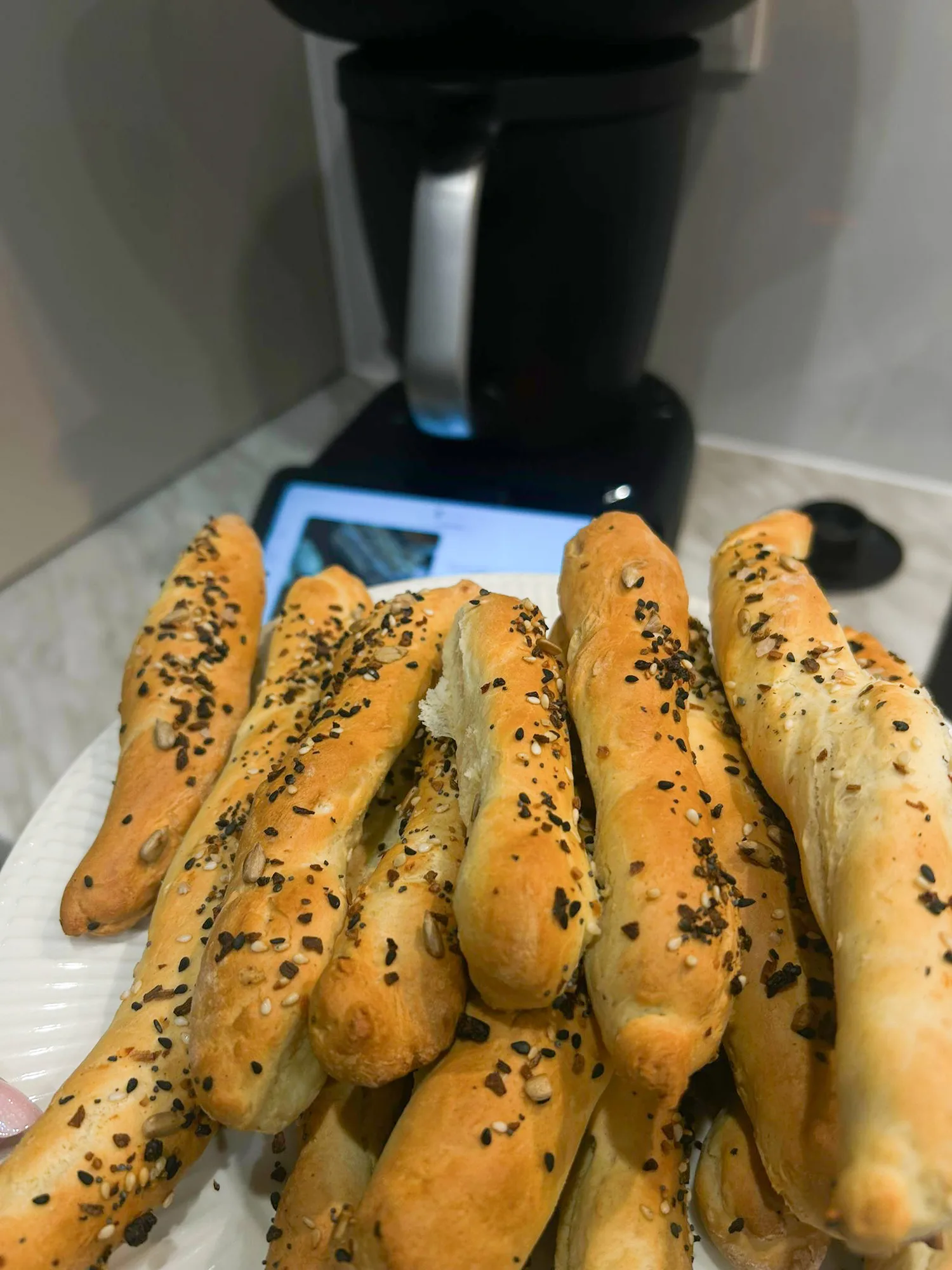 Paluchy drożdżowe z czarnuszką upieczone podczas prezentacji, w tle Thermomix TM7