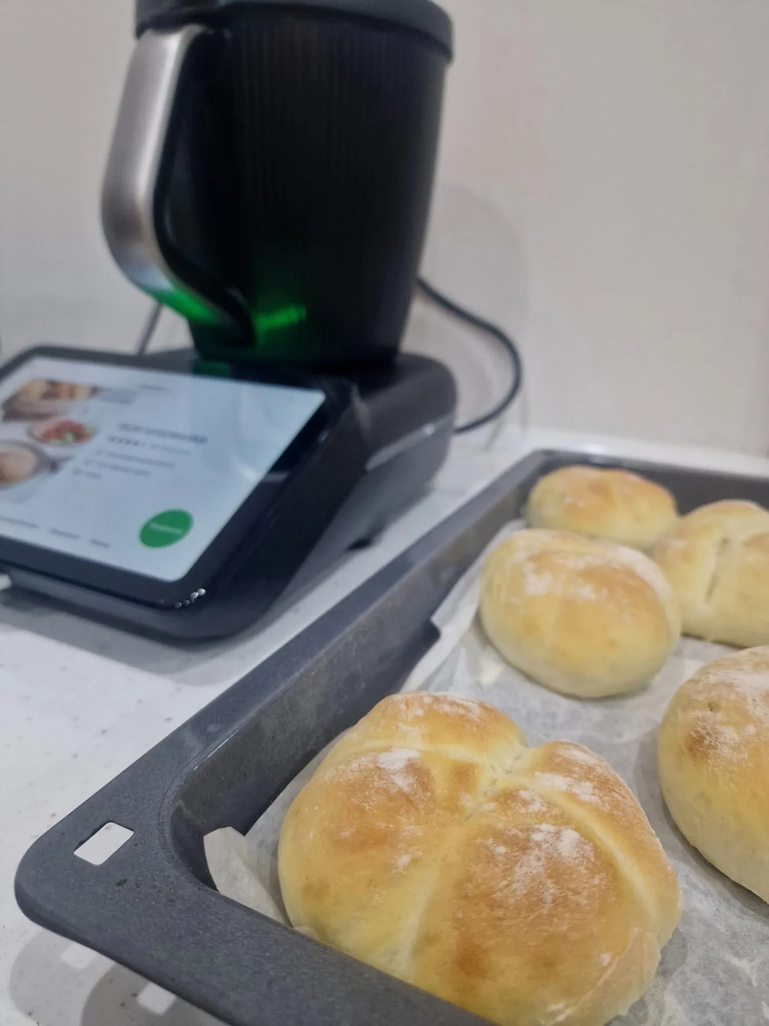 Świeżo upieczone bułki z ciasta zagniecionego w Thermomixie TM7