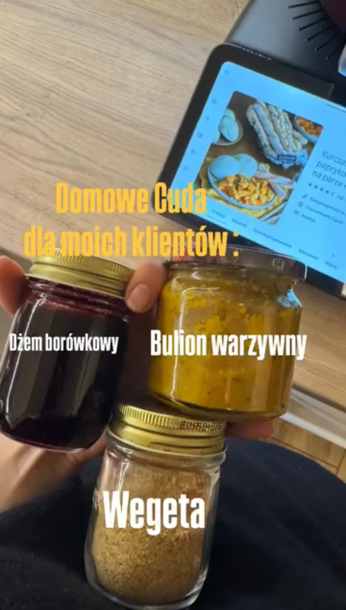 Domowy dżem borówkowy, bulion warzywny i przyprawa warzywna w słoikach