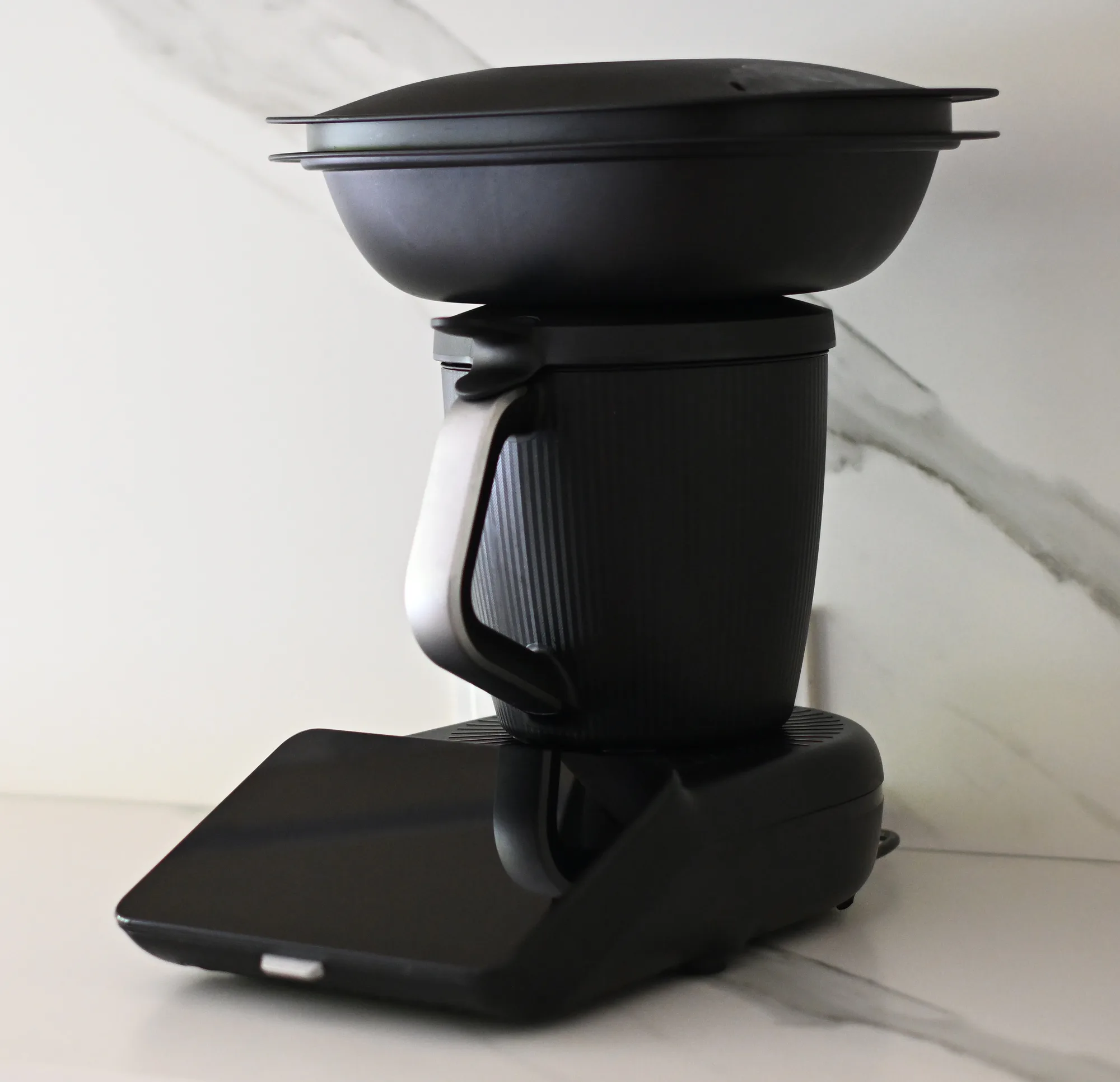 Thermomix TM7 z nałożoną Varomą i odchylonym ekranem dotykowym